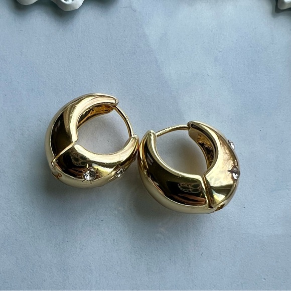 Elegant small hoop earrings with sparking stars - Picture 7 of 10